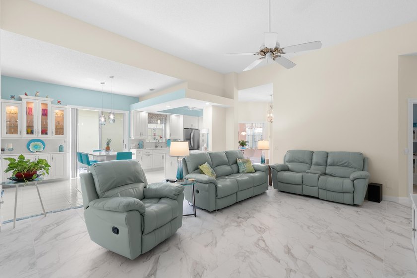Welcome home to this meticulously maintained, newly painted - photo 10