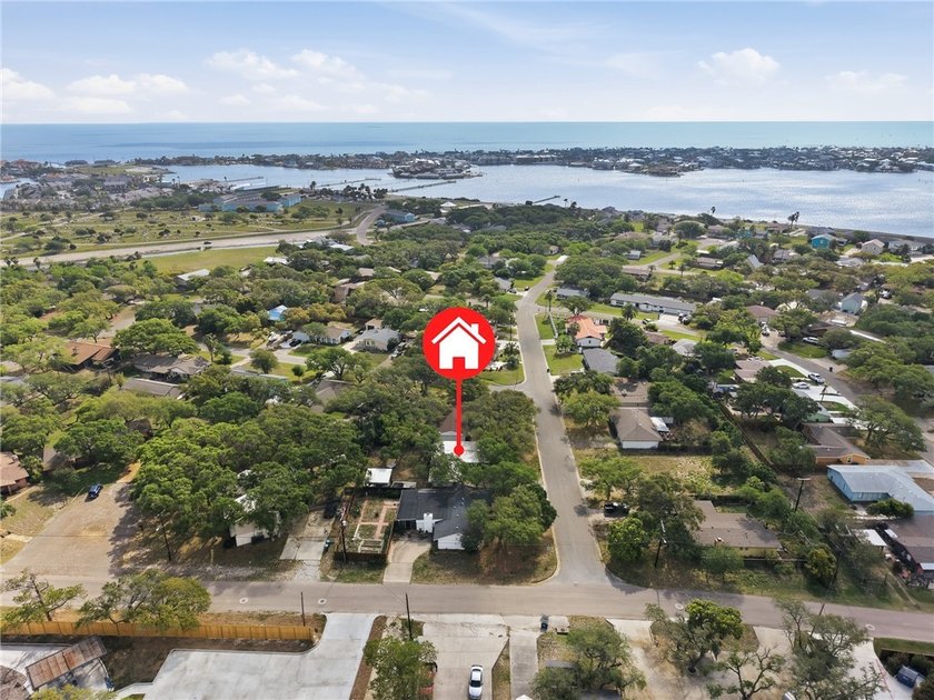 Charming 3-bedroom, 1.5-bath home currently operating as a - photo 31