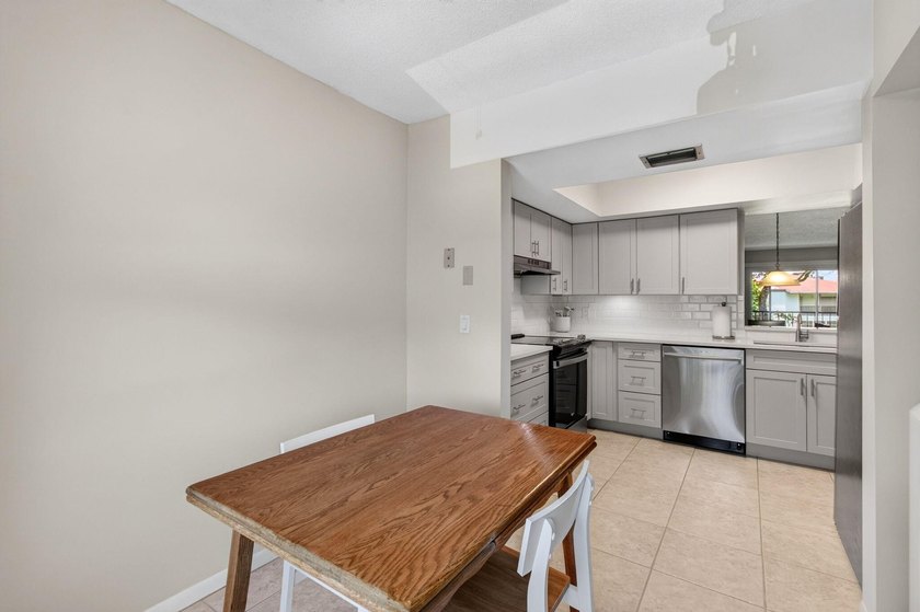 Step into this 2 bed/2 bath condo on 2nd Floor of 2-story - photo 3