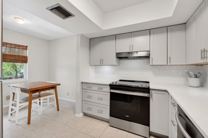 Step into this 2 bed/2 bath condo on 2nd Floor of 2-story - photo 4