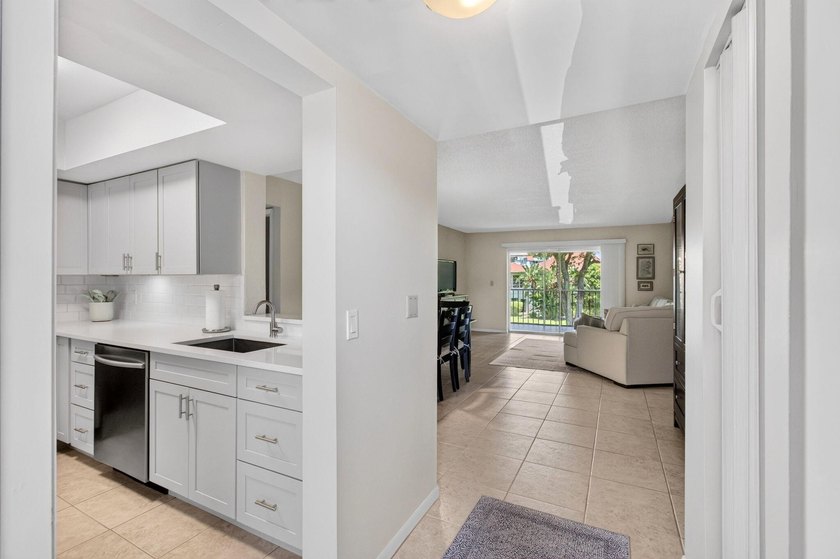 Step into this 2 bed/2 bath condo on 2nd Floor of 2-story - photo 7
