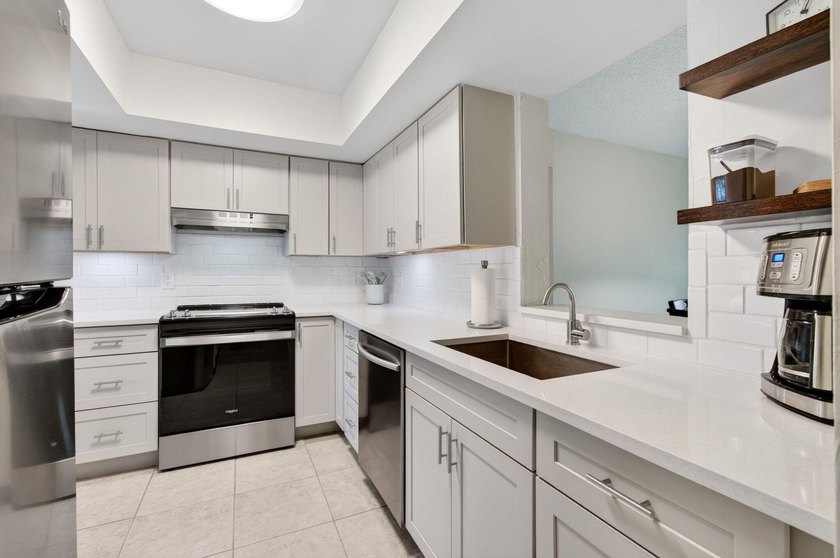 Step into this 2 bed/2 bath condo on 2nd Floor of 2-story - photo 8