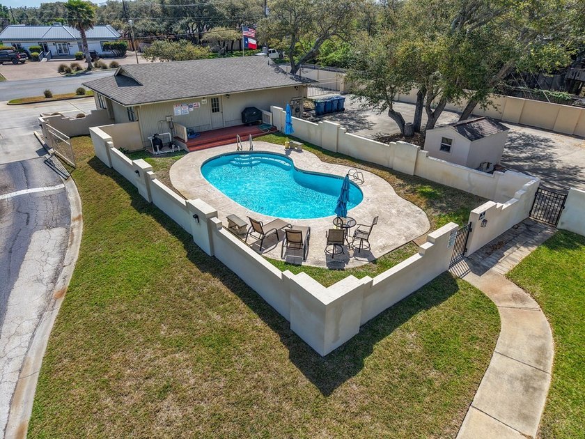 Welcome to this beautifully updated patio garden home in the - photo 44