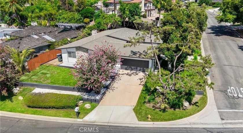Beautifully updated single-level home on a private corner lot in - photo 47
