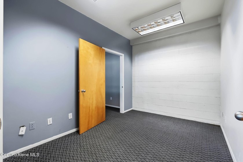 Location, Location Location! This is a great opportunity to own - photo 15