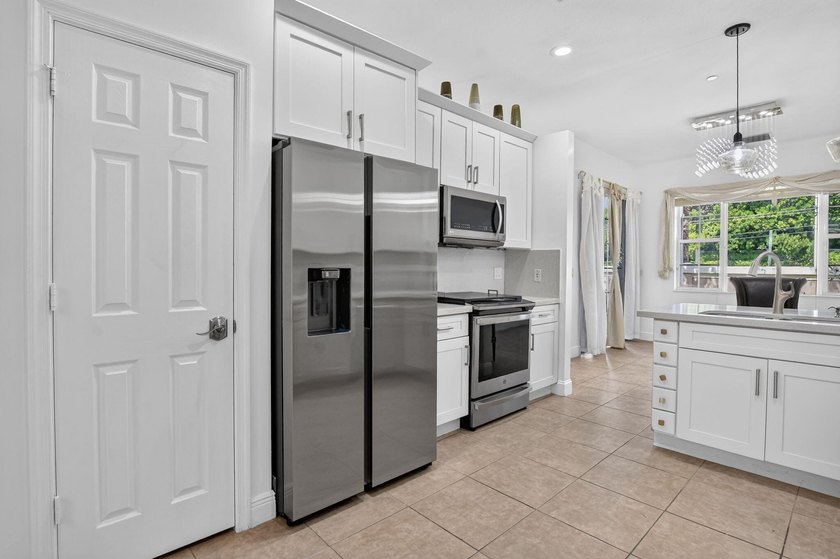 Welcome to this beautifully maintained 3-bedroom, 2.5-bath - photo 16