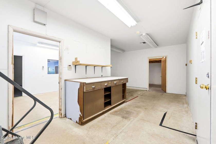 Location, Location Location! This is a great opportunity to own - photo 18
