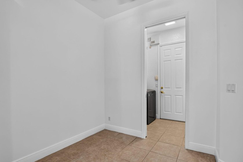 Welcome to this beautifully maintained 3-bedroom, 2.5-bath - photo 18