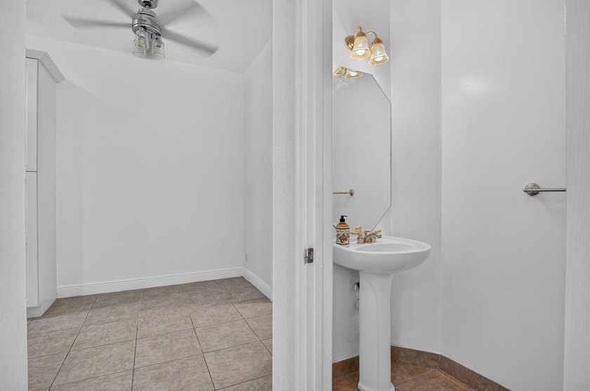 Welcome to this beautifully maintained 3-bedroom, 2.5-bath - photo 22