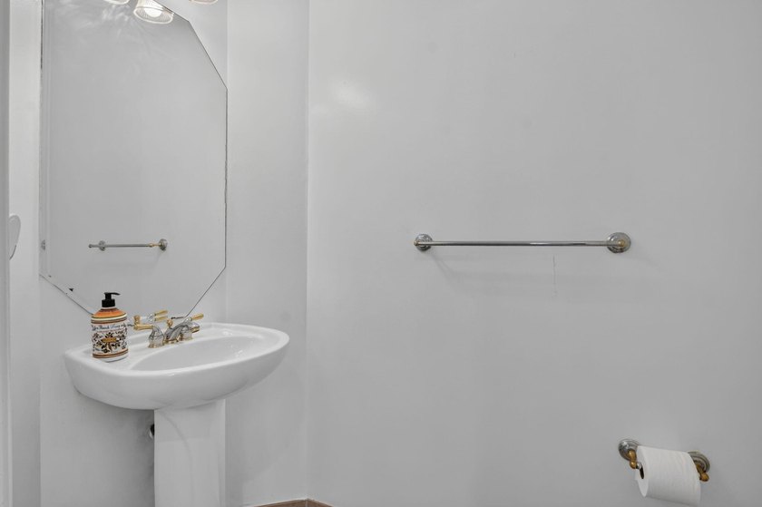 Welcome to this beautifully maintained 3-bedroom, 2.5-bath - photo 23