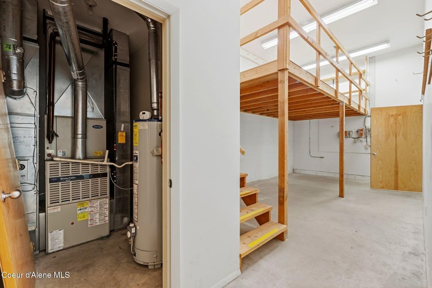 Location, Location Location! This is a great opportunity to own - photo 25