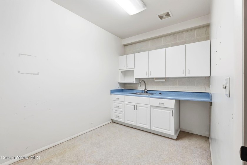 Location, Location Location! This is a great opportunity to own - photo 31