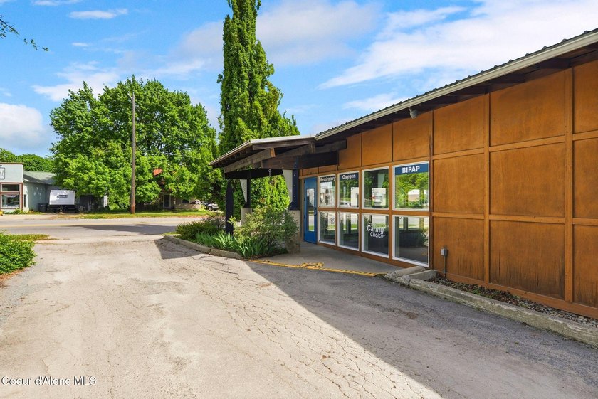 Location, Location Location! This is a great opportunity to own - photo 32