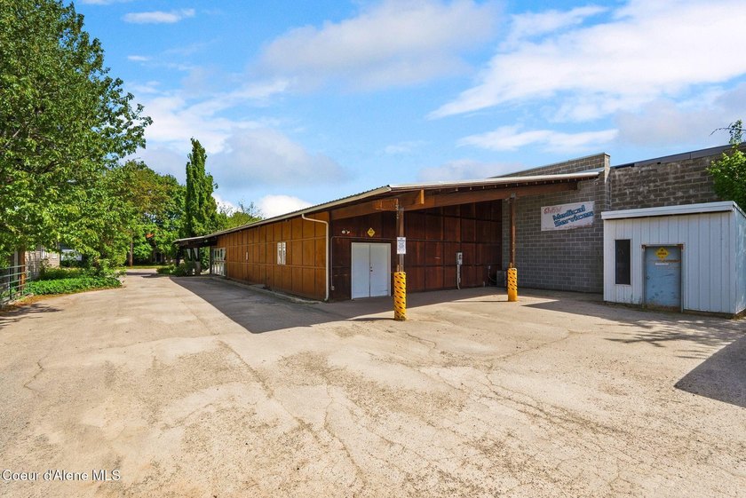 Location, Location Location! This is a great opportunity to own - photo 33