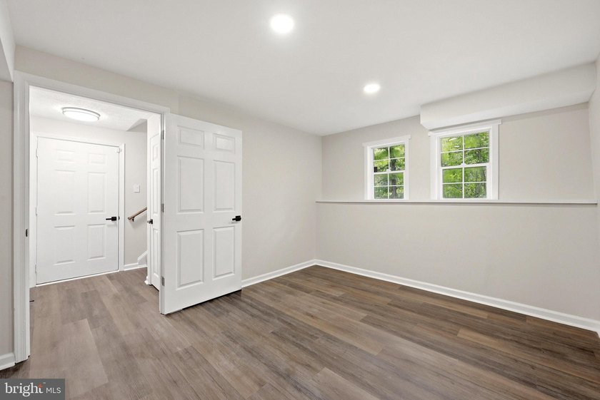 WOW! Beautifully renovated 3BR, 2BA home with 2-car garage in - photo 33