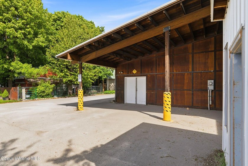 Location, Location Location! This is a great opportunity to own - photo 35