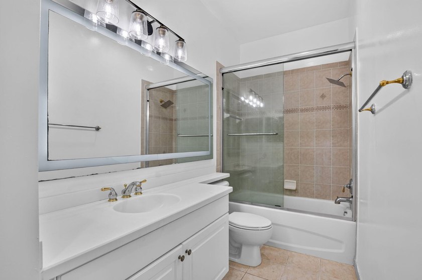 Welcome to this beautifully maintained 3-bedroom, 2.5-bath - photo 42
