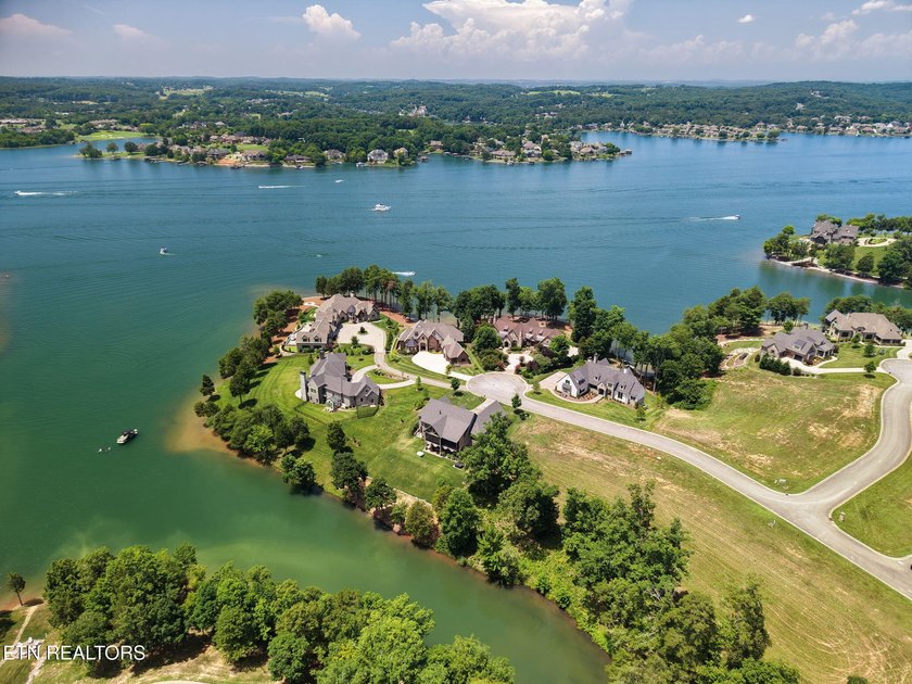 Welcome to one of WindRiver's most captivating waterfront - photo 10