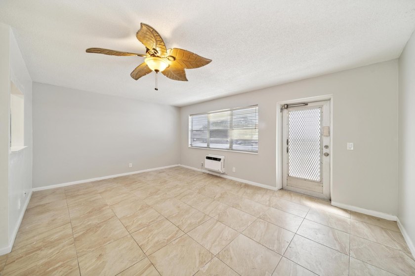 Welcome to this updated 1-bedroom, 1.5-bathroom condo is - photo 2