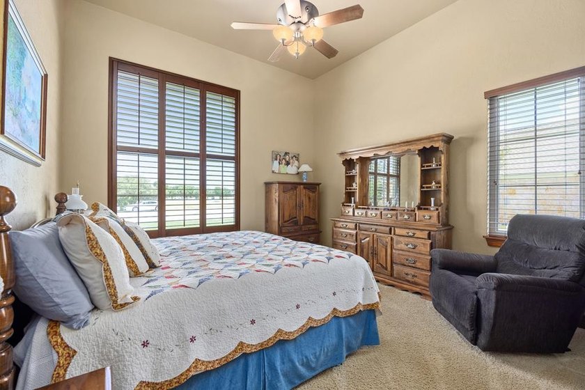 Enjoy gracious indoor and outdoor living from this beautiful one - photo 11