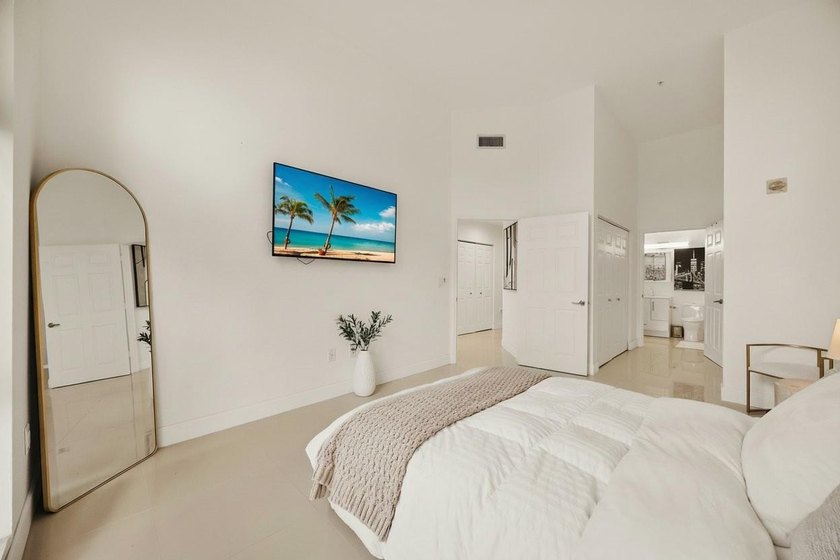 Updated 2BR/2BA corner residence with high ceilings, bright open - photo 12