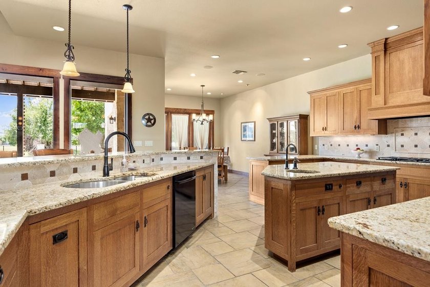 Enjoy gracious indoor and outdoor living from this beautiful one - photo 17