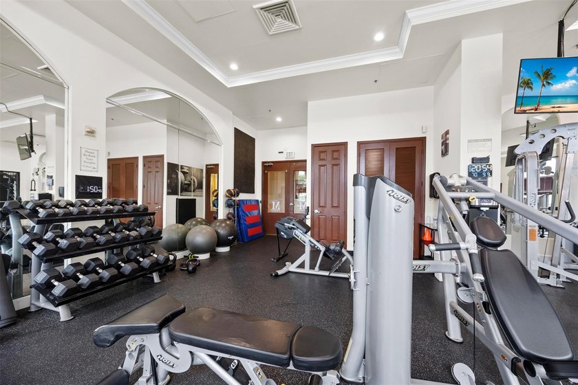 Updated 2BR/2BA corner residence with high ceilings, bright open - photo 18