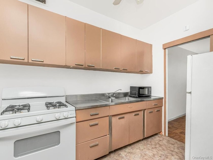 Welcome to this lovely one bedroom apartment with natural - photo 10