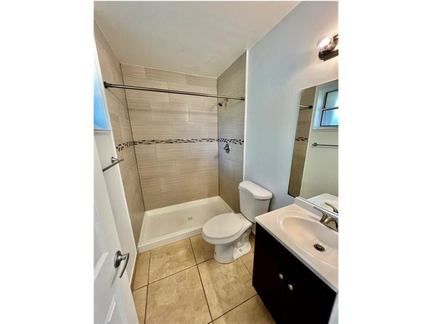 Vacant. all tile , granite countertop, 2 parking spaces - photo 4