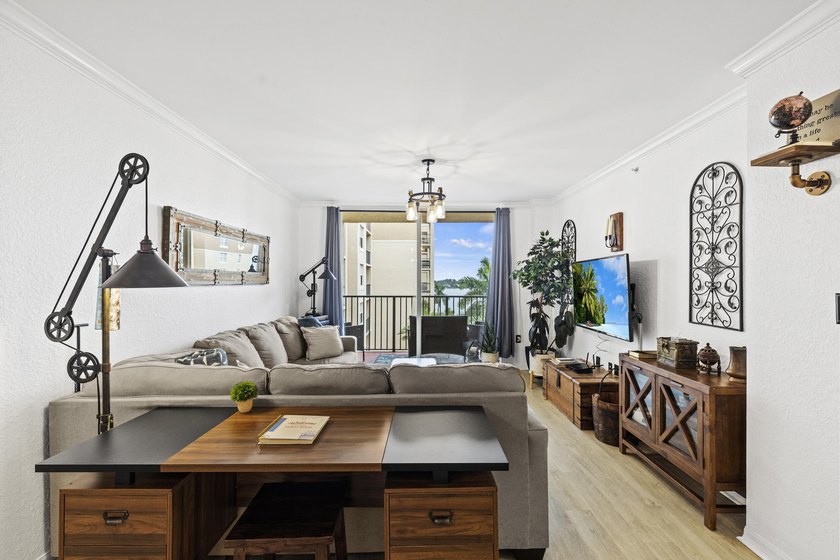 Beautifully maintained residence in the sought-after Flagler - photo 2