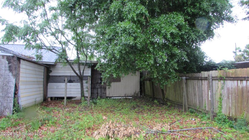 Vacant fixer upper. Possible 3-5 units. Half a block from Hwy 49 - photo 3