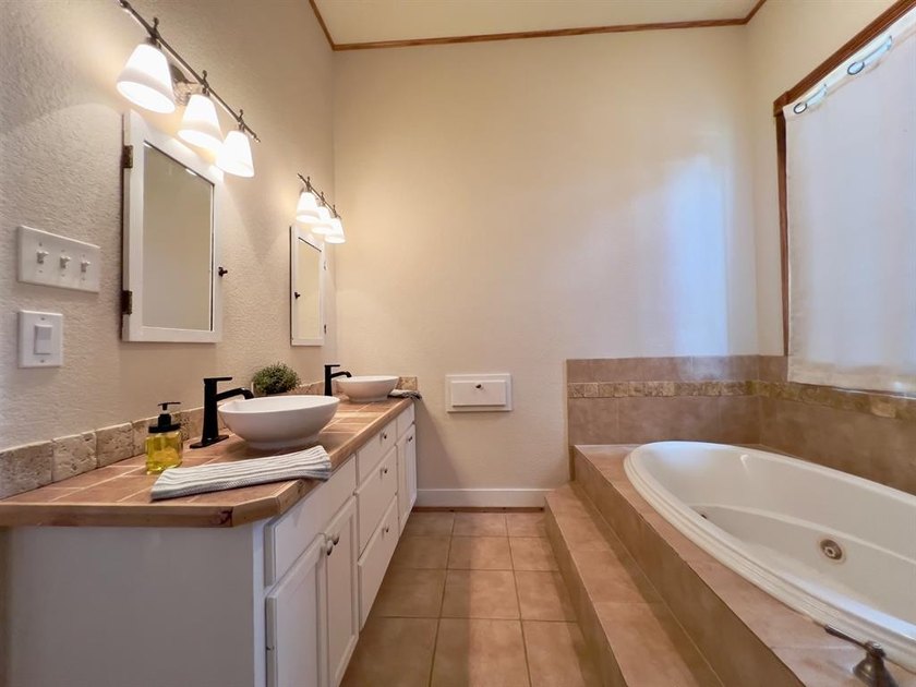 Rare opportunity to acquire a home in the heart of the hill - photo 22