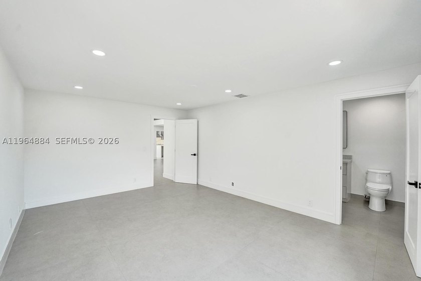 A MUST SEE !! REDONE TO PERFECTION LOWEST PRICE FOR A STUNNING - photo 31