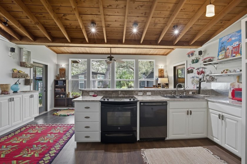 This one-of-a-kind coastal retreat blends island-style charm - photo 5