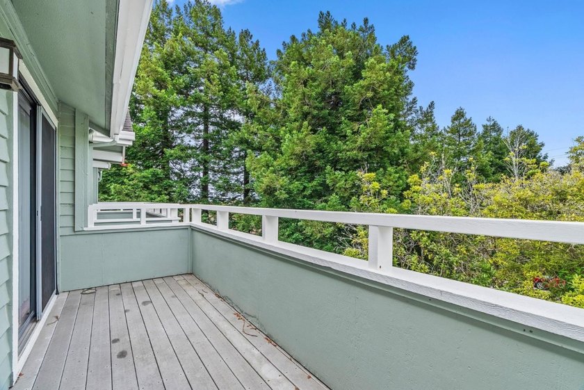 Perched on the top floor of a well-located Santa Cruz complex - photo 4