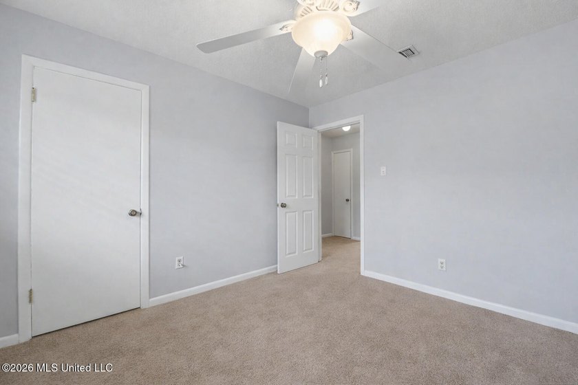 LOCATION LOCATION LOCATION! Move-in ready condo in the heart of - photo 15