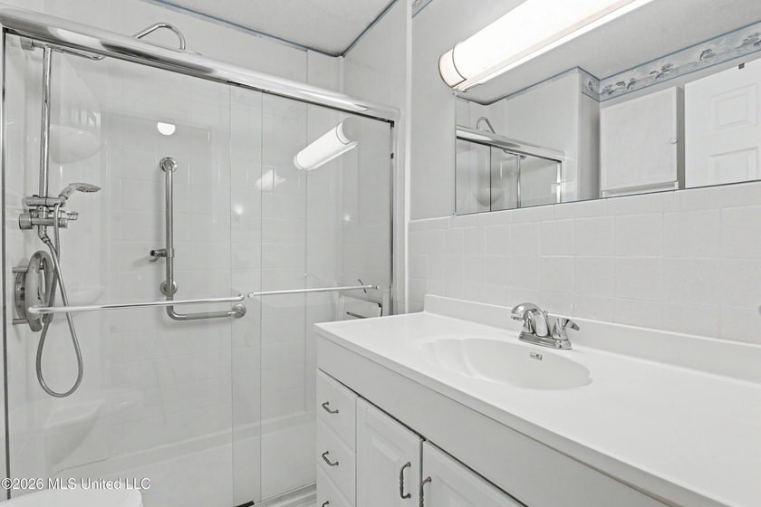 LOCATION LOCATION LOCATION! Move-in ready condo in the heart of - photo 16