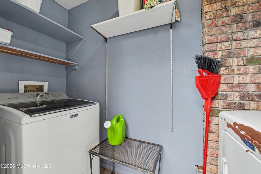 LOCATION LOCATION LOCATION! Move-in ready condo in the heart of - photo 17