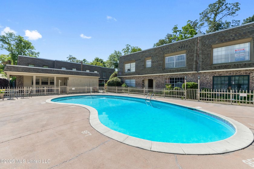 LOCATION LOCATION LOCATION! Move-in ready condo in the heart of - photo 21
