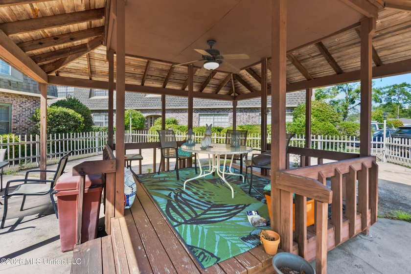 LOCATION LOCATION LOCATION! Move-in ready condo in the heart of - photo 22