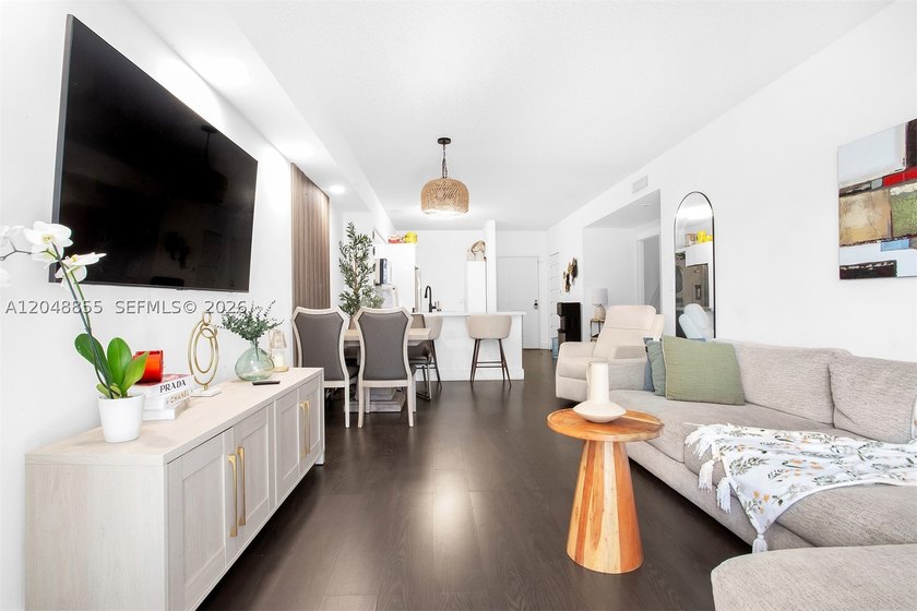Welcome to this bright and inviting 2-bedroom, 1-bathroom condo - photo 4