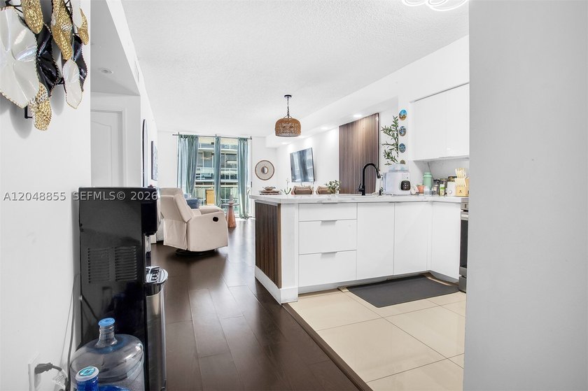 Welcome to this bright and inviting 2-bedroom, 1-bathroom condo - photo 7