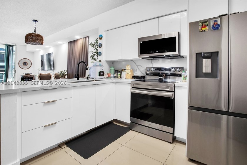 Welcome to this bright and inviting 2-bedroom, 1-bathroom condo - photo 9