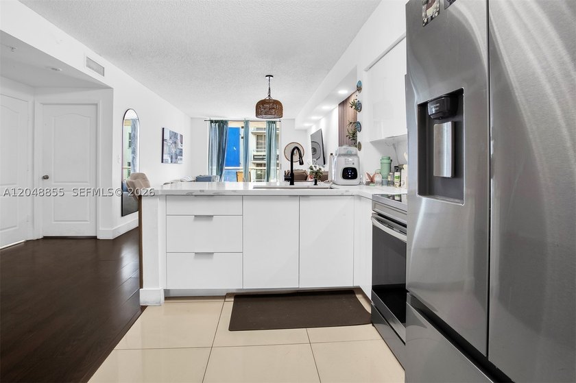 Welcome to this bright and inviting 2-bedroom, 1-bathroom condo - photo 10