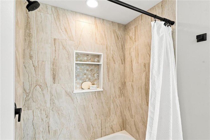 Welcome to a gorgeous reinvention of an 1880 gem in the heart of - photo 27