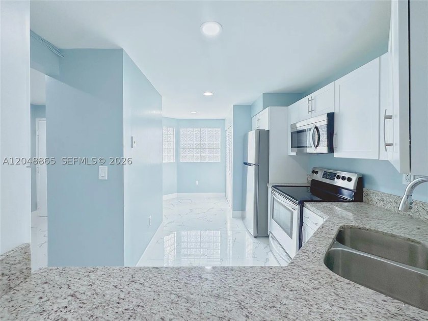 Great and newly renovated 2-bedroom, 2.5-bathroom townhome in - photo 3