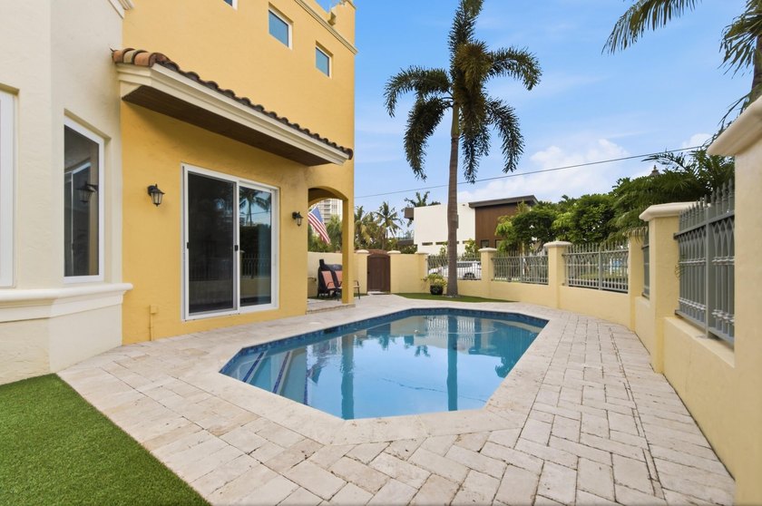 Beautiful 3-bedroom, 3.5-bath townhome on intercoastal located - photo 2