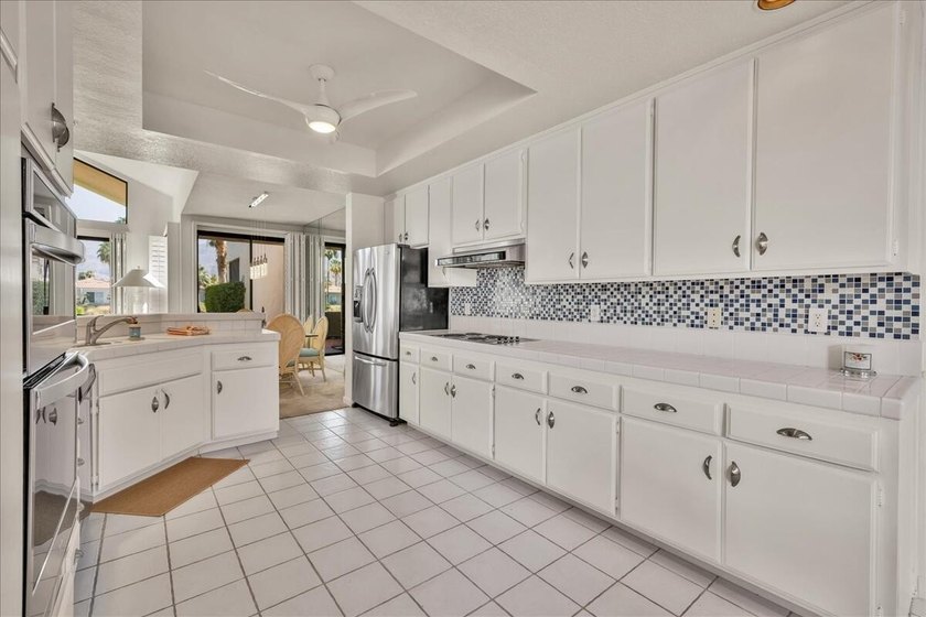RARE OPPORTUNITY IN DUNA LA QUINTA! Location, location, location - photo 9