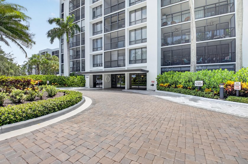 Live the Boca West Country Club lifestyle in this lovely 2 bed 2 - photo 2