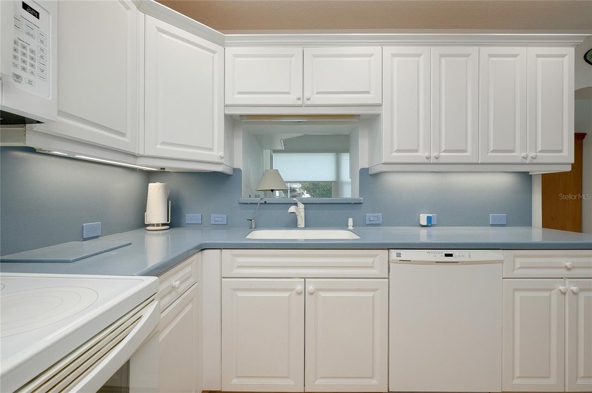 Welcome to easy low-maintenance living in this sweet retreat - photo 22